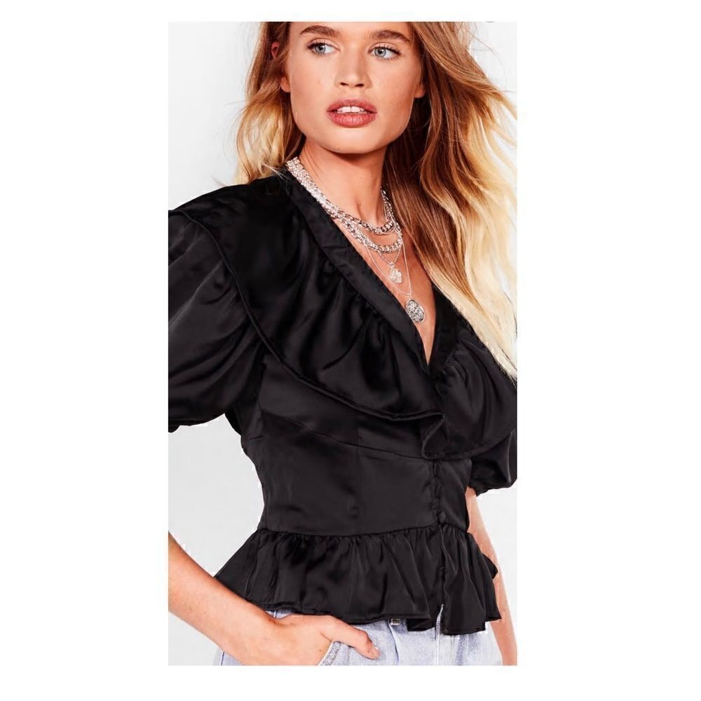 Nasty gal Top Womens‎ size 4 Ruffle Hem V Neck  Black Satin Blouse Classic